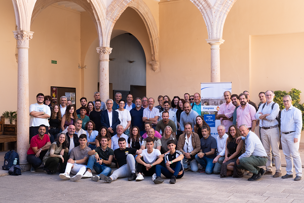 Foto de grupo de ponentes y asistentes