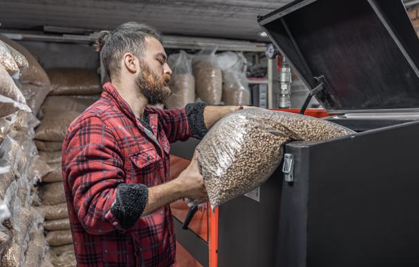 El Gobierno rebaja el IVA de pellets y leña al 5% para aliviar su alza de precios