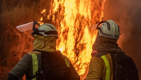 España arde menos por los incendios forestales este año, pero el peligro sigue latente