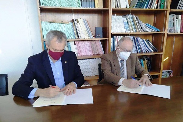 Eduardo Rojas Briales (izquierda), decano-presidente del COIM, y Francisco Burillo Mozota, presidente del ISC, en la firma del convenio de colaboración